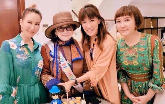 李玟母親為二姐唱生日歌,母女三人合影,唯獨缺少了COCO