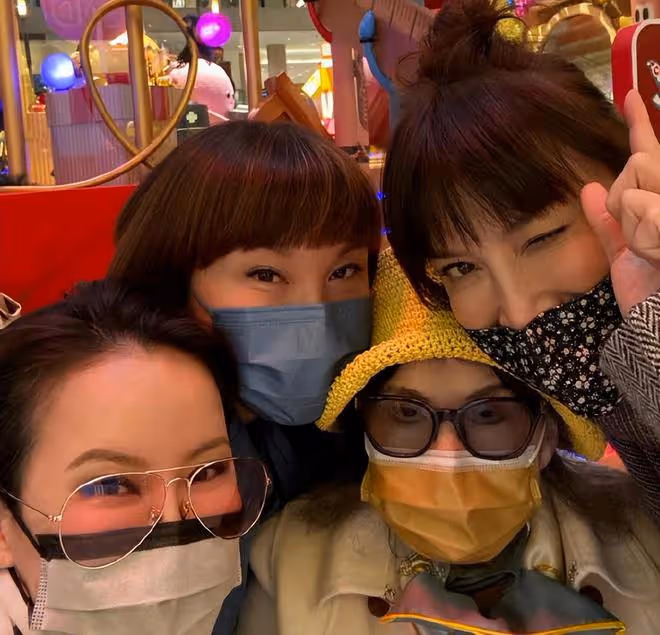 李玟母親為二姐唱生日歌,母女三人合影,唯獨缺少了COCO
