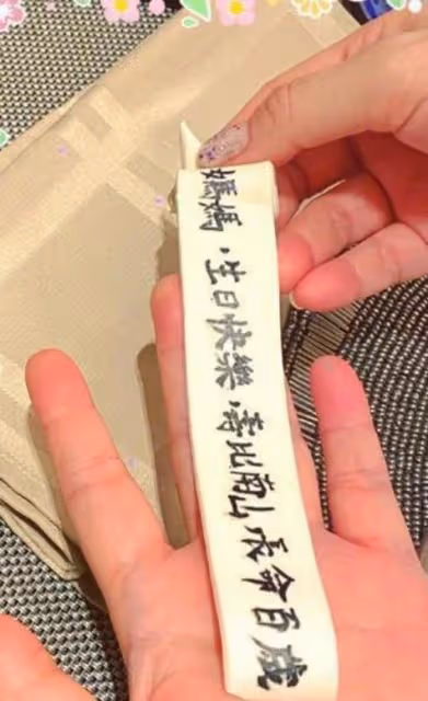 李玟母親為二姐唱生日歌,母女三人合影,唯獨缺少了COCO