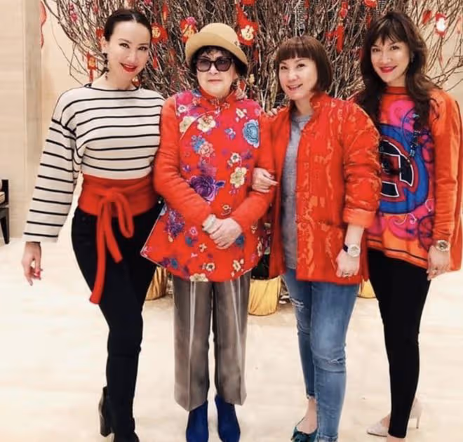 李玟母親為二姐唱生日歌,母女三人合影,唯獨缺少了COCO
