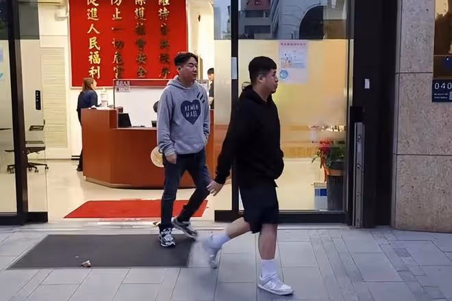 突發!賈靜雯老公被帶入警局,勸架被打左眼受傷充血