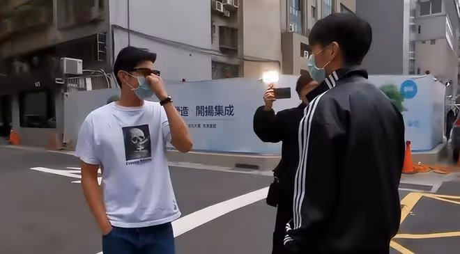 突發!賈靜雯老公被帶入警局,勸架被打左眼受傷充血