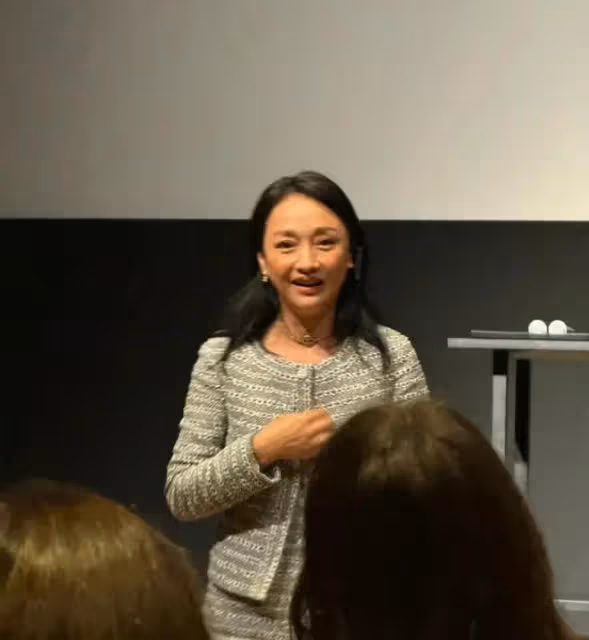周迅才49歲就衰老成這樣?臉鬆弛下垂還塌鼻子,真實的讓人嘆服!