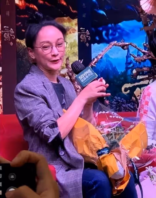 周迅才49歲就衰老成這樣?臉鬆弛下垂還塌鼻子,真實的讓人嘆服!