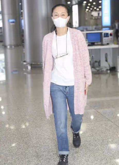 周迅才49歲就衰老成這樣?臉鬆弛下垂還塌鼻子,真實的讓人嘆服!