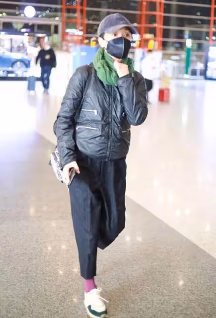 周迅才49歲就衰老成這樣?臉鬆弛下垂還塌鼻子,真實的讓人嘆服!