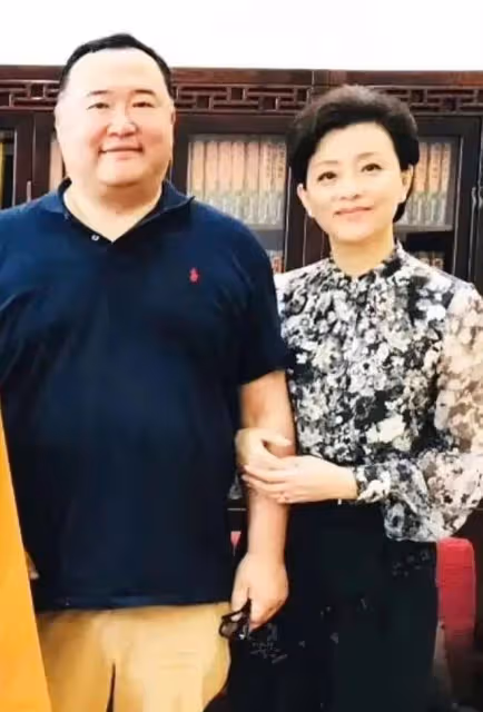 楊瀾回鄉被拍,素顏明明早已是個老太太了,但氣質還這麼優雅!