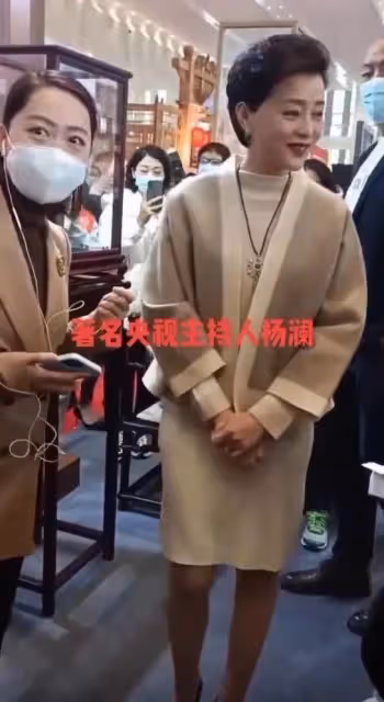 楊瀾回鄉被拍,素顏明明早已是個老太太了,但氣質還這麼優雅!