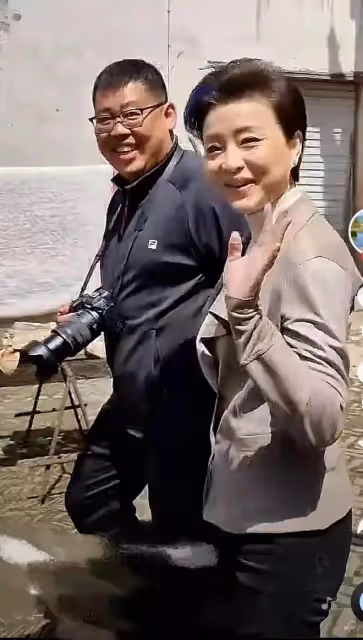 楊瀾回鄉被拍,素顏明明早已是個老太太了,但氣質還這麼優雅!