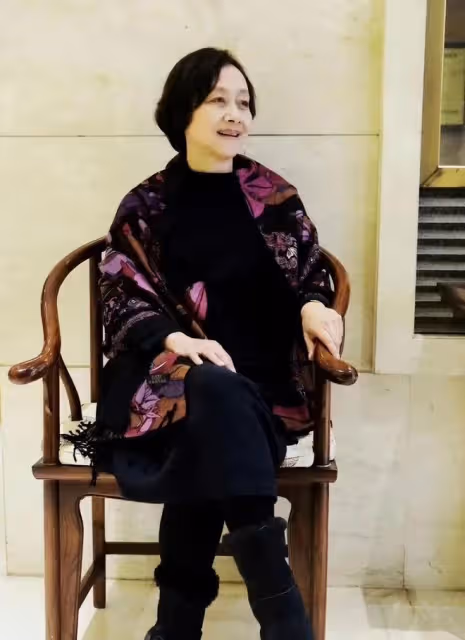 黃梅瑩比張凱麗大12歲,滿臉皺紋反倒舒服,一個扮嫩一個落落大方