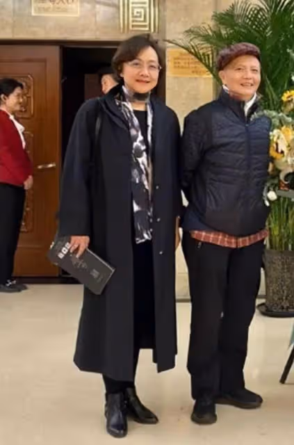 黃梅瑩比張凱麗大12歲,滿臉皺紋反倒舒服,一個扮嫩一個落落大方