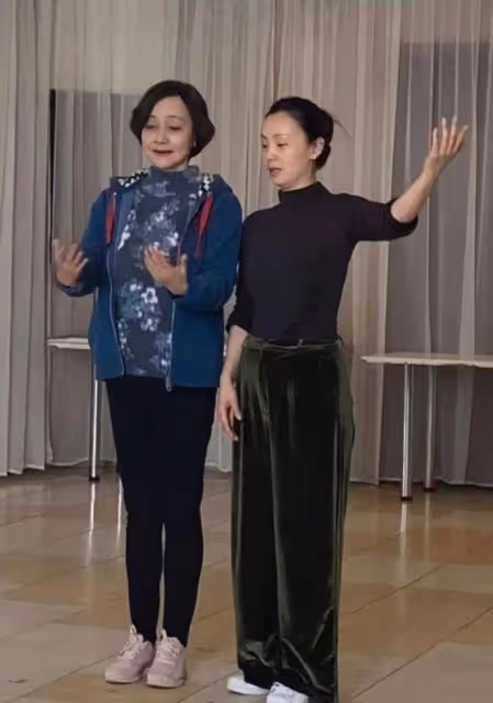 黃梅瑩比張凱麗大12歲,滿臉皺紋反倒舒服,一個扮嫩一個落落大方