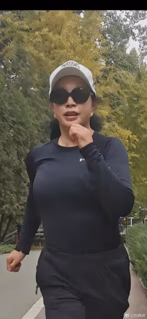 劉曉慶晨跑直接素顏,結果狀態更顯年輕,穿緊身衣很肉感但有曲線