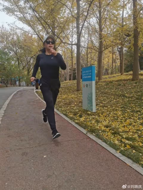 劉曉慶晨跑直接素顏,結果狀態更顯年輕,穿緊身衣很肉感但有曲線