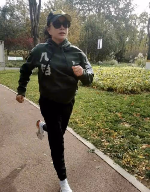 劉曉慶晨跑直接素顏,結果狀態更顯年輕,穿緊身衣很肉感但有曲線