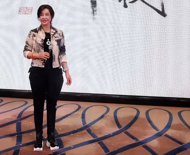 劉曉慶晨跑直接素顏,結果狀態更顯年輕,穿緊身衣很肉感但有曲線
