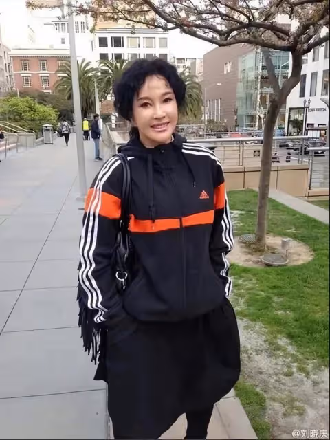 劉曉慶晨跑直接素顏,結果狀態更顯年輕,穿緊身衣很肉感但有曲線