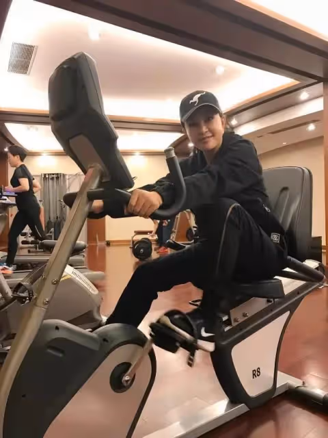 劉曉慶晨跑直接素顏,結果狀態更顯年輕,穿緊身衣很肉感但有曲線