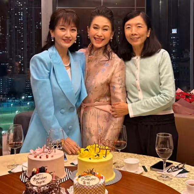 趙雅芝曬70歲生日照,終於肯坦然接受衰老了,沒美顏皺紋這麼真實