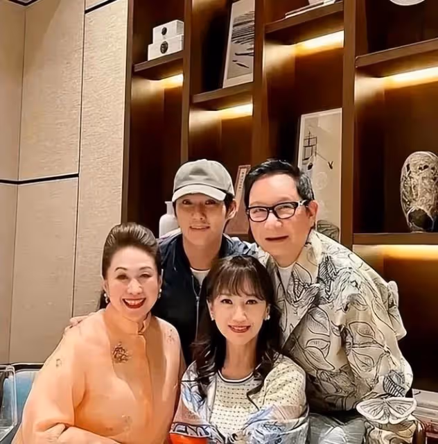 趙雅芝曬70歲生日照,終於肯坦然接受衰老了,沒美顏皺紋這麼真實
