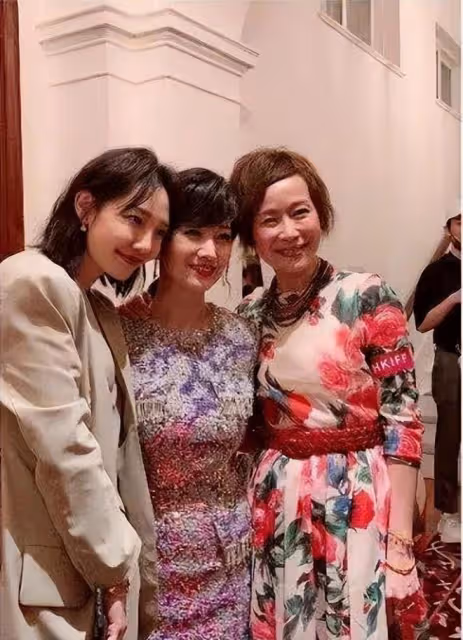 趙雅芝曬70歲生日照,終於肯坦然接受衰老了,沒美顏皺紋這麼真實