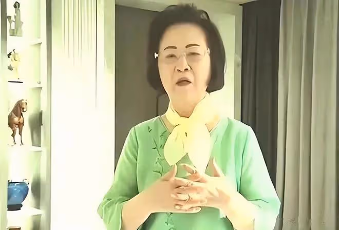瓊瑤線上露面,長相一般就是普通奶奶,但打扮精緻講究還是很氣質