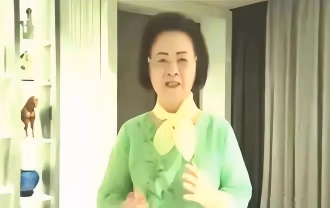 瓊瑤線上露面,長相一般就是普通奶奶,但打扮精緻講究還是很氣質