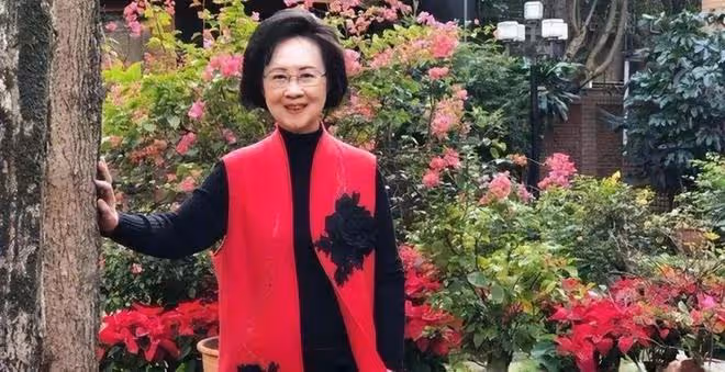 瓊瑤線上露面,長相一般就是普通奶奶,但打扮精緻講究還是很氣質