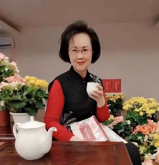 瓊瑤線上露面,長相一般就是普通奶奶,但打扮精緻講究還是很氣質