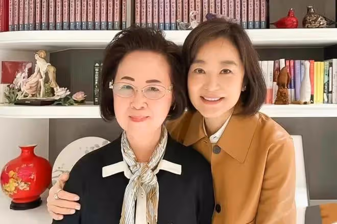 瓊瑤線上露面,長相一般就是普通奶奶,但打扮精緻講究還是很氣質
