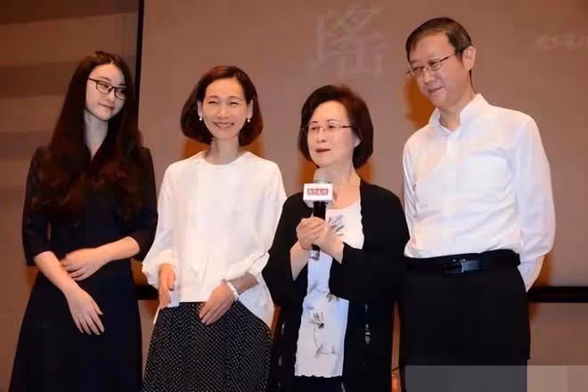 瓊瑤線上露面,長相一般就是普通奶奶,但打扮精緻講究還是很氣質