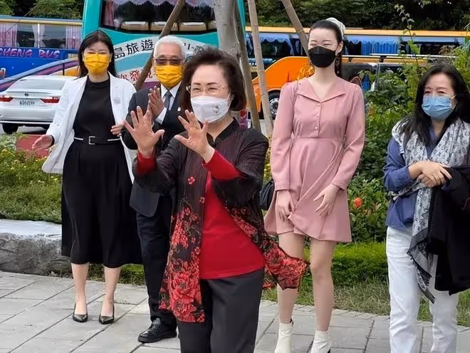 瓊瑤線上露面,長相一般就是普通奶奶,但打扮精緻講究還是很氣質