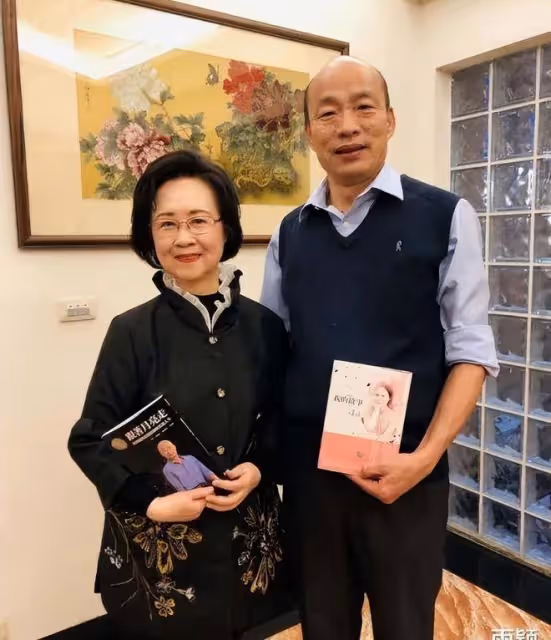 瓊瑤線上露面,長相一般就是普通奶奶,但打扮精緻講究還是很氣質