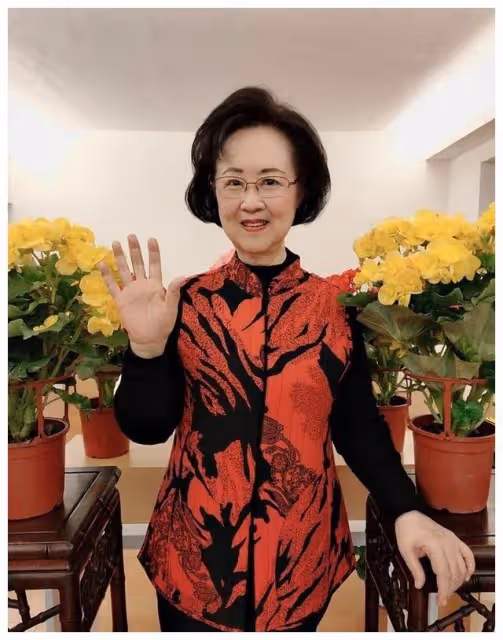 瓊瑤線上露面,長相一般就是普通奶奶,但打扮精緻講究還是很氣質