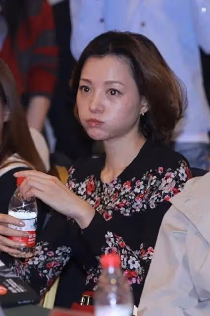 董卿化妝了長相都這麼一般,素顏更是普通阿姨,但腹有詩書氣自華
