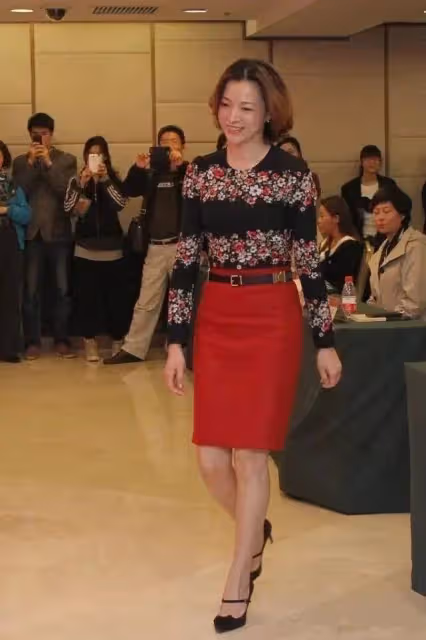 董卿化妝了長相都這麼一般,素顏更是普通阿姨,但腹有詩書氣自華