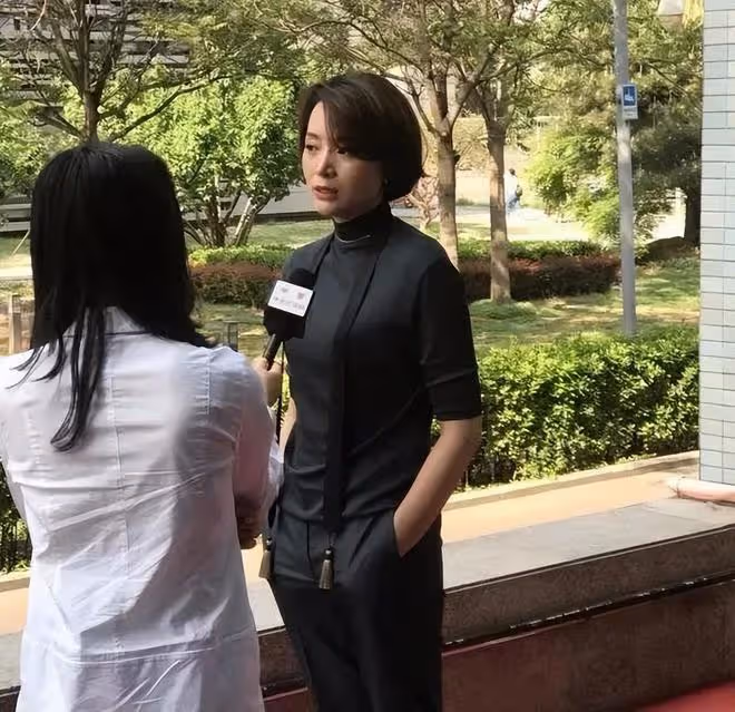 董卿化妝了長相都這麼一般,素顏更是普通阿姨,但腹有詩書氣自華