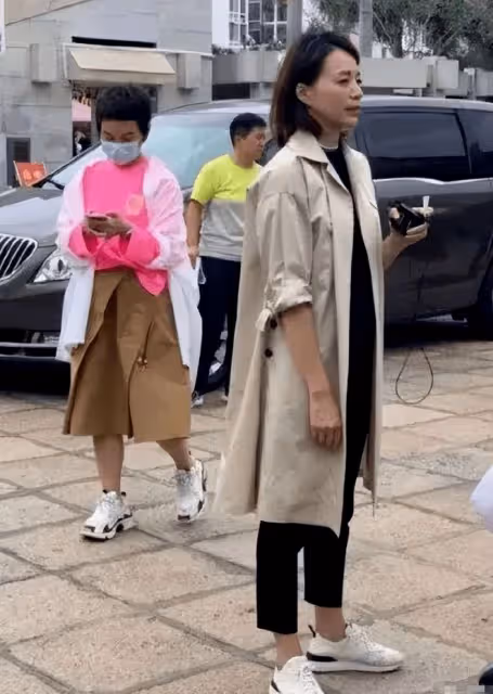 董卿化妝了長相都這麼一般,素顏更是普通阿姨,但腹有詩書氣自華
