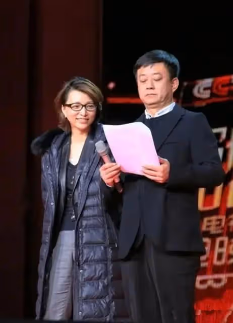 董卿化妝了長相都這麼一般,素顏更是普通阿姨,但腹有詩書氣自華