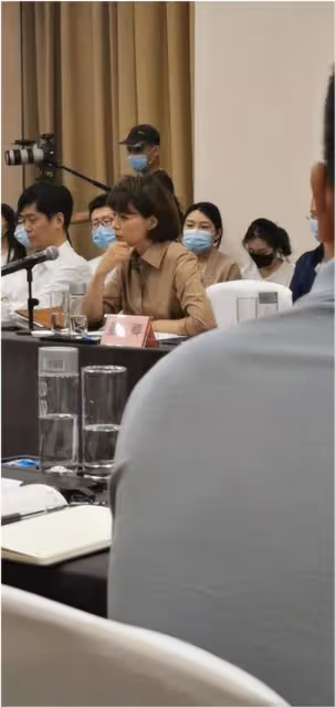 董卿化妝了長相都這麼一般,素顏更是普通阿姨,但腹有詩書氣自華