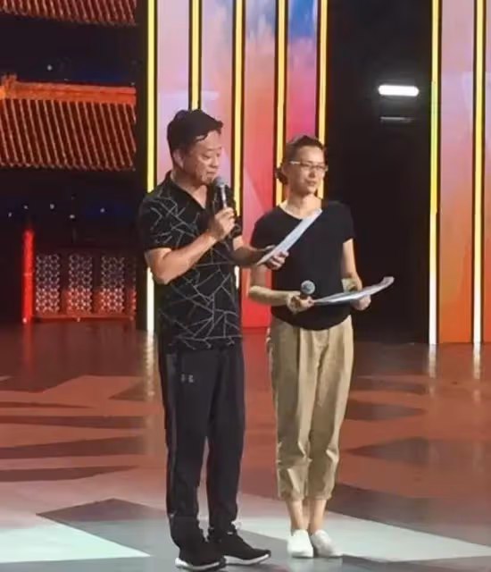 董卿化妝了長相都這麼一般,素顏更是普通阿姨,但腹有詩書氣自華