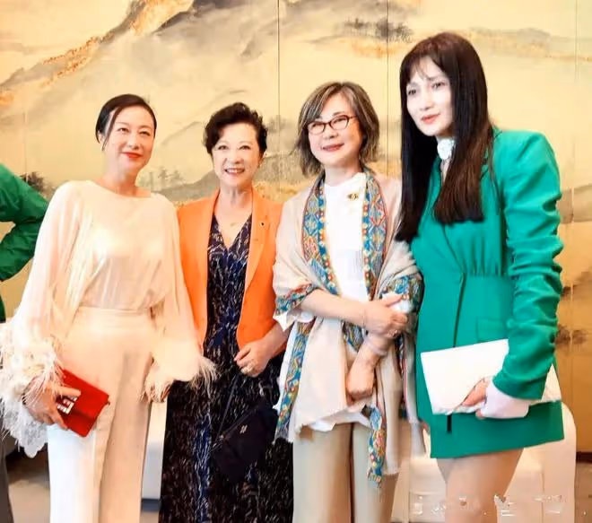 61歲叢珊單看不老,同框王馥荔就輸慘,一個滿頭白髮一個容光煥發
