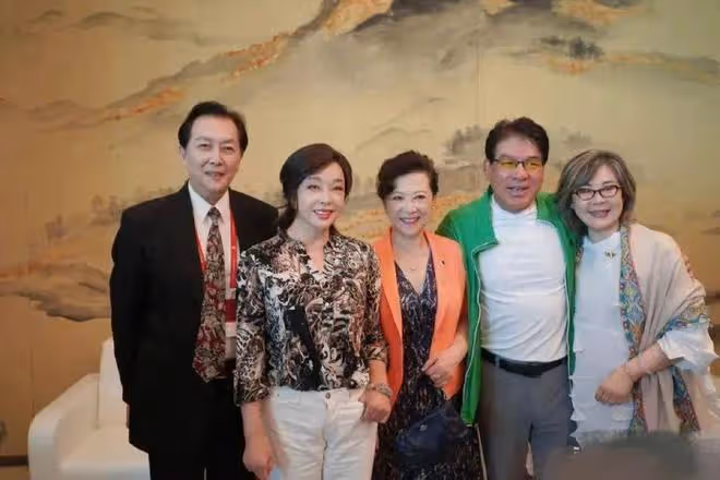 61歲叢珊單看不老,同框王馥荔就輸慘,一個滿頭白髮一個容光煥發