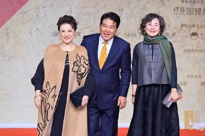 61歲叢珊單看不老,同框王馥荔就輸慘,一個滿頭白髮一個容光煥發