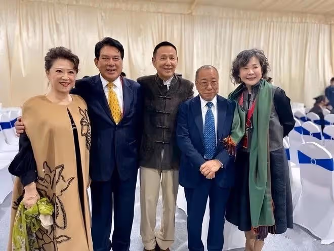 61歲叢珊單看不老,同框王馥荔就輸慘,一個滿頭白髮一個容光煥發