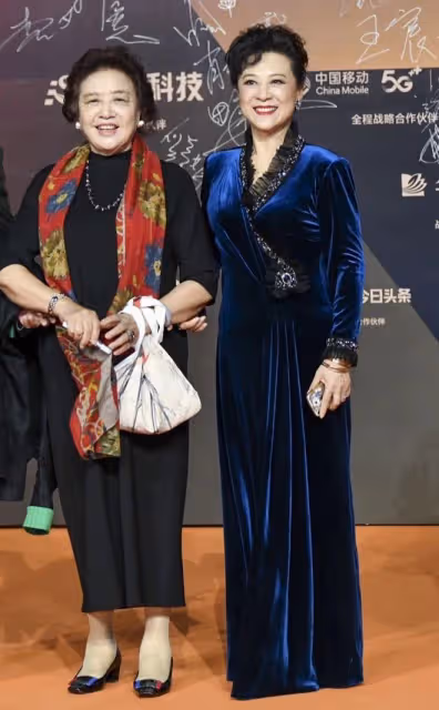 61歲叢珊單看不老,同框王馥荔就輸慘,一個滿頭白髮一個容光煥發