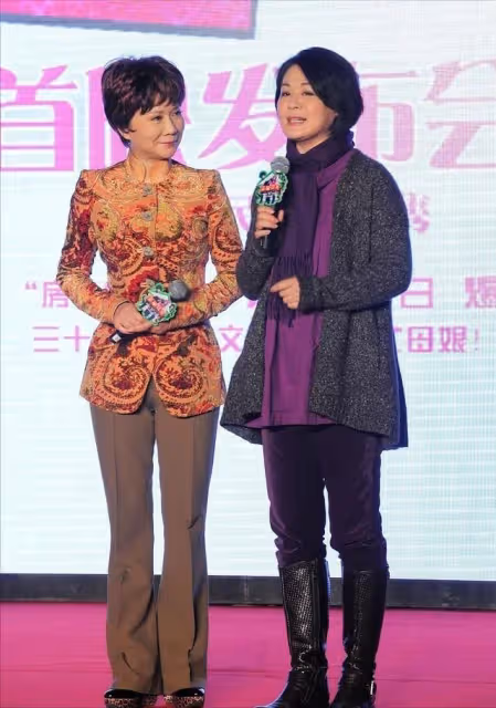 61歲叢珊單看不老,同框王馥荔就輸慘,一個滿頭白髮一個容光煥發
