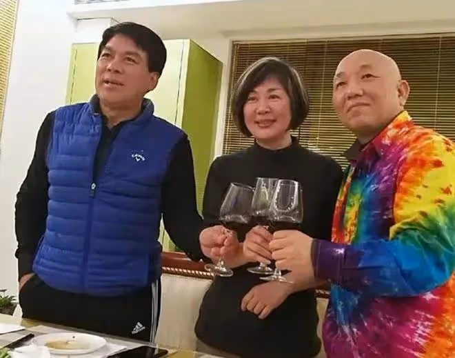 61歲叢珊單看不老,同框王馥荔就輸慘,一個滿頭白髮一個容光煥發