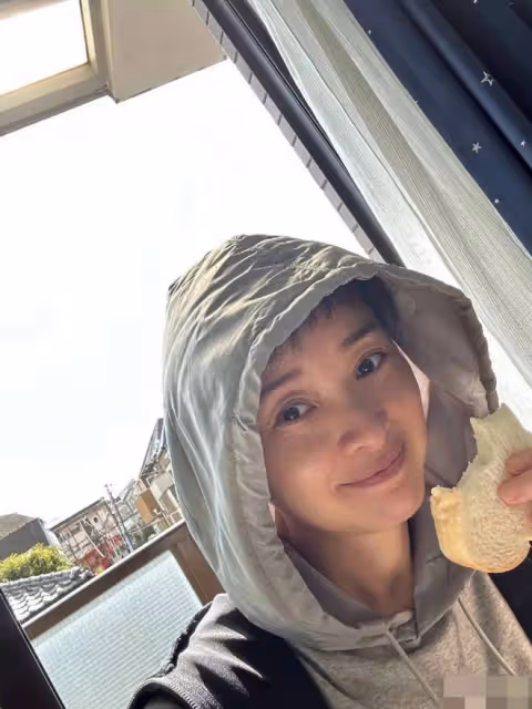 吳越曬照好真實,頭髮稀疏不掩飾老,臉上皺紋分明,卻越看越舒服