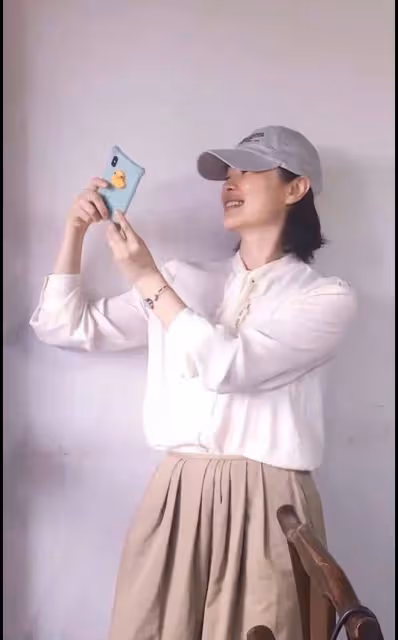 吳越曬照好真實,頭髮稀疏不掩飾老,臉上皺紋分明,卻越看越舒服